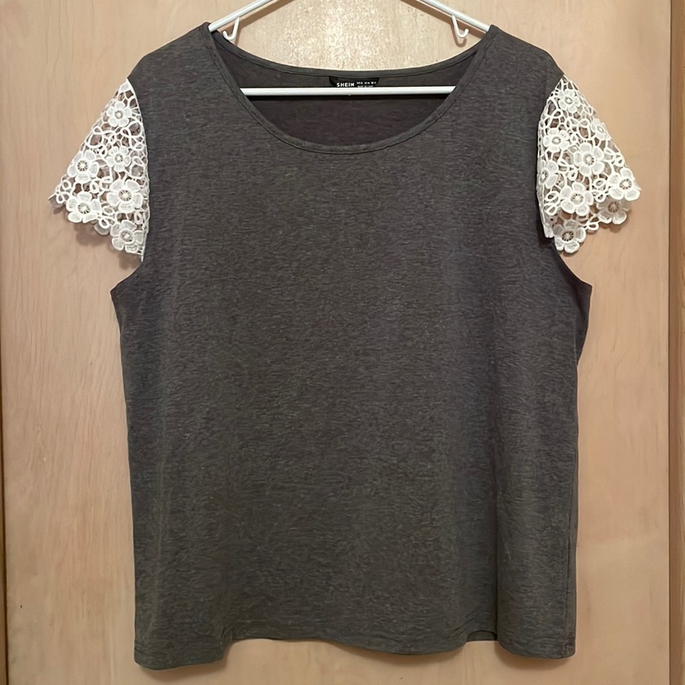 🌻3 for $15🌻 Gray top with lace flower sleeves